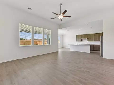 702 Universal Dr, Hutto, TX 78634