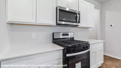 Kitchen - 14530 Open Range Rd, Lytle, TX 78052 photo 6 of 14