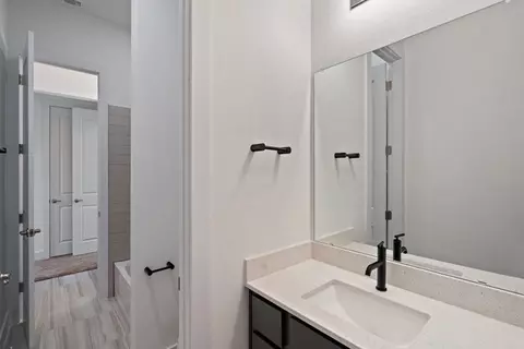 Bath - 7900 Skytree Dr, Austin, TX 78744 photo 5 of 11