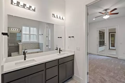Bath - 7900 Skytree Dr, Austin, TX 78744 photo 3 of 11