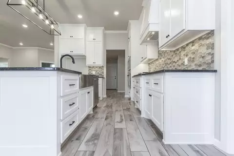 Kitchen - 932 Hydrangea Way, Edmond, OK 73034 photo 5 of 21
