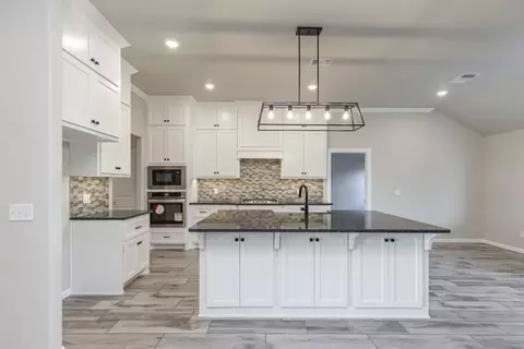 Kitchen - 932 Hydrangea Way, Edmond, OK 73034 photo 1 of 21