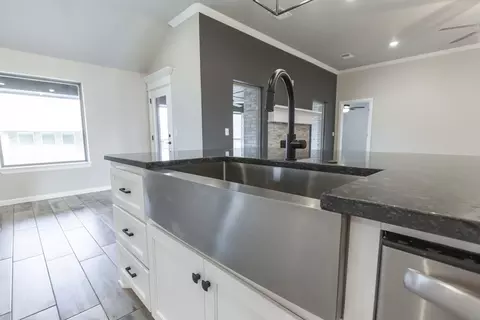 Kitchen - 932 Hydrangea Way, Edmond, OK 73034 photo 4 of 21