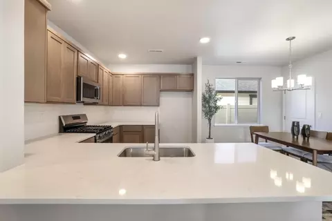 Kitchen - 562 Upland Ave, Twin Falls, ID 83301 photo 6 of 11