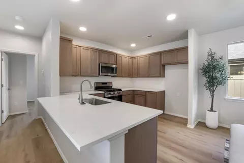 Kitchen - 562 Upland Ave, Twin Falls, ID 83301 photo 5 of 11