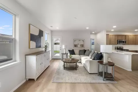 Living - 562 Upland Ave, Twin Falls, ID 83301 photo 2 of 5