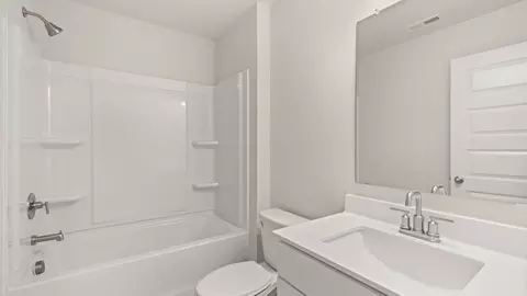 Bath - 610 Edgar St, Hampton, GA 30228 photo 5 of 7