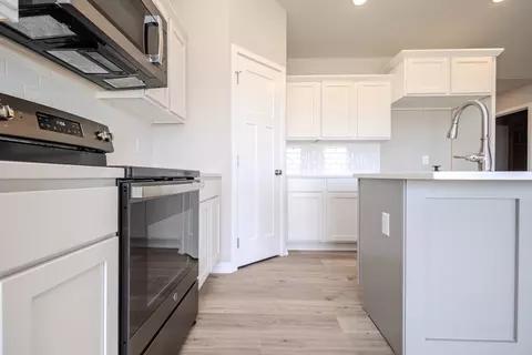 Kitchen - Fairfield Dr, Ankeny, IA 50023 photo 2 of 3