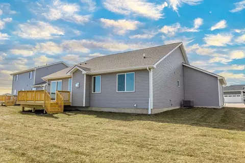 Exterior - Fairfield Dr, Ankeny, IA 50023 photo 5 of 7