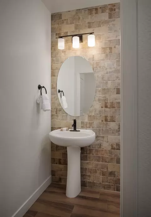 Bath - 2914 Ruby Port St, Tulare, CA 93274 photo 3 of 4