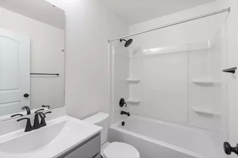 Bath - 986 Grandview Ln, Pacific, MO 63069 photo 8 of 11