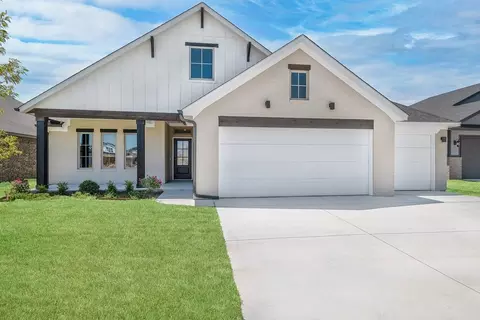 Exterior - 16140 Tall Grass Dr, Moore, OK 73170 photo 5 of 11