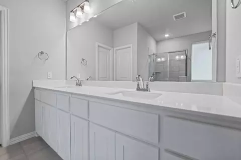 Bath - 1205 Colca Dr, Springtown, TX 76082 photo 3 of 4