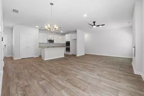Living - 121 Shenandoah Ln, Lagrange, GA 30241 photo 2 of 4