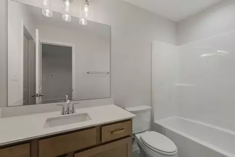 Bath - 426 Lakeview Way, Lagrange, GA 30241 photo 3 of 4