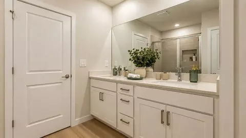 Bath - 757 Supernova Dr, Melbourne, FL 32901 photo 2 of 4