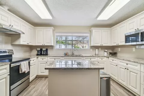 Kitchen - 13718 Chestnut Ridge Dr, Hudson, FL 34669 photo 2 of 3