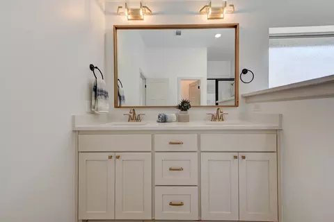 Bath - 2109 Josslyn Pl, Edmond, OK 73034 photo 1 of 2