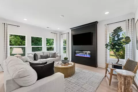 Living - 101 Model Ct, Columbia, TN 38401 photo 3 of 3