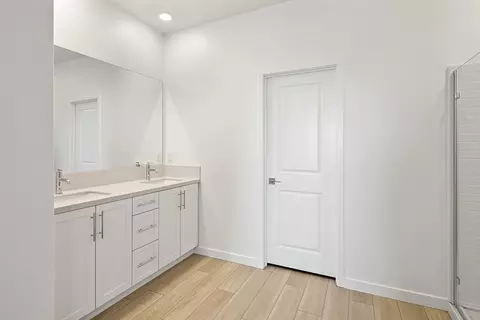 Bath - 27331 Bear Creek Ln, Valencia, CA 91381 photo 5 of 6
