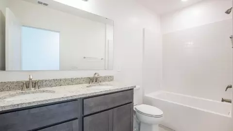 Bath - 101 W Venice Ave, Venice, FL 34285 photo 2 of 4