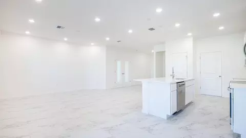 Living - 101 W Venice Ave, Venice, FL 34285 photo 6 of 6