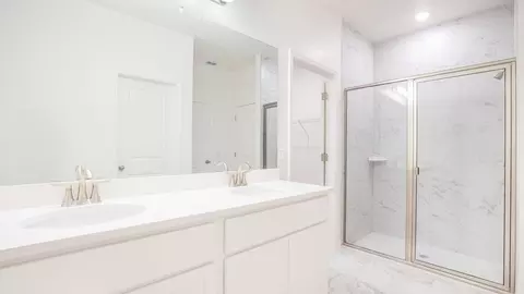 Bath - 101 W Venice Ave, Venice, FL 34285 photo 3 of 4