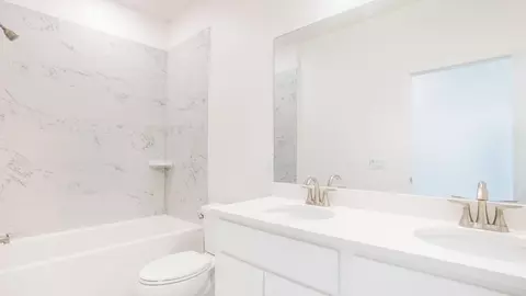 Bath - 101 W Venice Ave, Venice, FL 34285 photo 4 of 4
