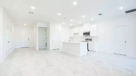 Living - 101 W Venice Ave, Venice, FL 34285 photo 4 of 6