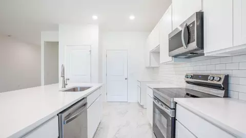 Kitchen - 101 W Venice Ave, Venice, FL 34285 photo 2 of 2