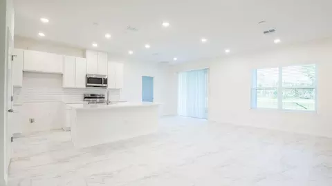 Living - 101 W Venice Ave, Venice, FL 34285 photo 5 of 6