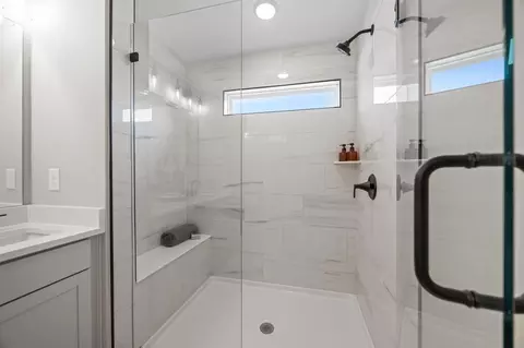 Bath - 19030 Wilberforce Way, Davidson, NC 28036 photo 4 of 5