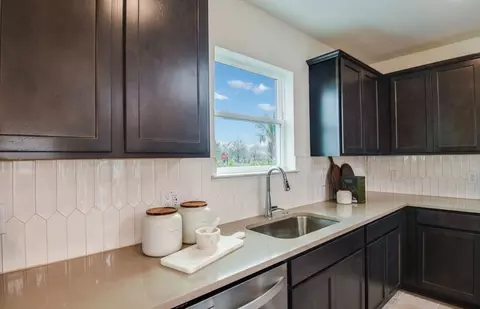 Kitchen - 10557 Longmeadow Ave, Parrish, FL 34219 photo 2 of 5