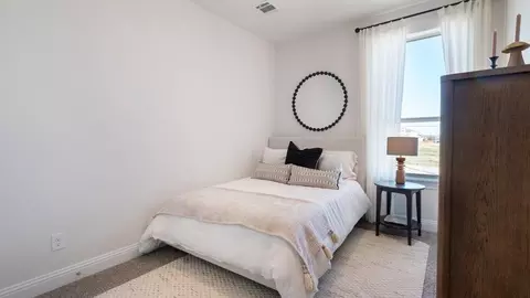 Bedroom - 915 Crossvine Dr, Euless, TX 76039 photo 2 of 3