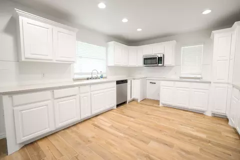 Kitchen - 932 Hydrangea Way, Edmond, OK 73034 photo 2 of 9