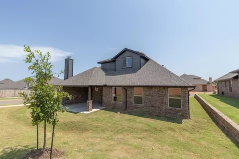 Exterior - 932 Hydrangea Way, Edmond, OK 73034 photo 17 of 23