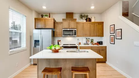 Kitchen - 2426 SW 37th St, Gresham, OR 97080 photo 4 of 11