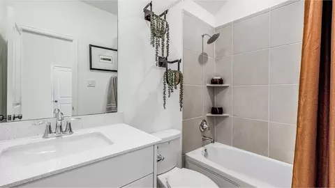 Bath - 3622 Compass Pointe Ct, Angleton, TX 77515 photo 4 of 6