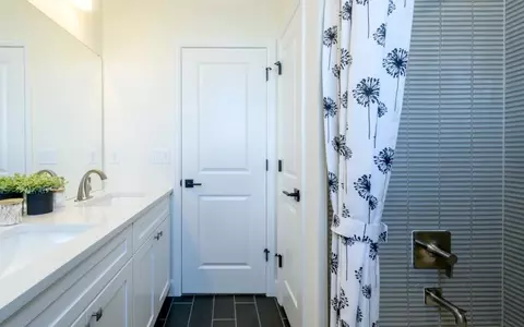 Bath - 46409 Saddleback Dr, Bennett, CO 80102 photo 7 of 12