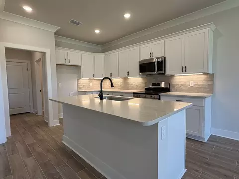 Kitchen - 76 Splendor Run, Freeport, FL 32439 photo 2 of 4