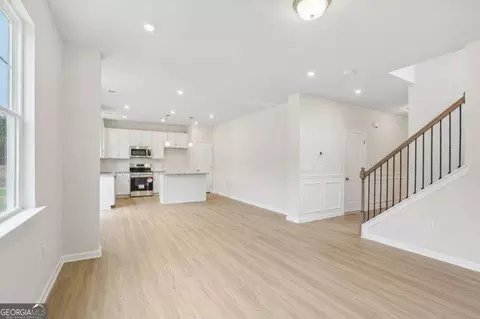 Living - 317 Jagee Dr, Byron, GA 31008 photo 2 of 6