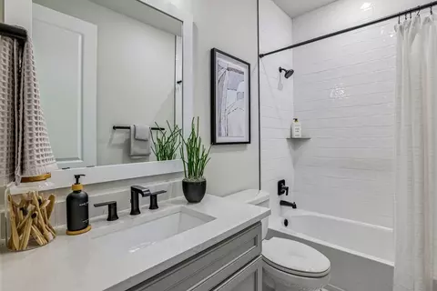 Bath - 325 Ridgeway Ln, Georgetown, TX 78628 photo 1 of 7
