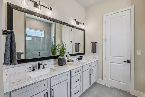 Bath - 325 Ridgeway Ln, Georgetown, TX 78628 photo 1 of 2