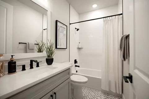 Bath - 325 Ridgeway Ln, Georgetown, TX 78628 photo 6 of 7