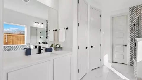 Bath - 931 Cherrystone Loop, Buda, TX 78610 photo 1 of 5
