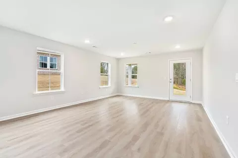 Living - 636 Ridgeland Rd, Dothan, AL 36301 photo 2 of 2