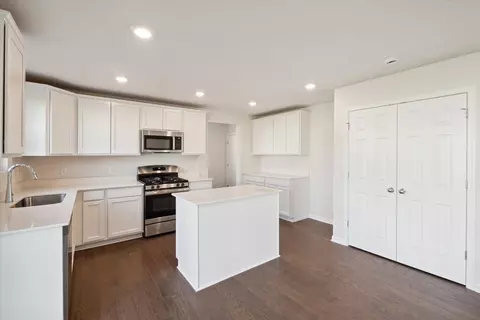 Kitchen - 4033 Heritage Square Dr, Howell, MI 48843 photo 2 of 2