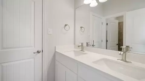 Bath - 527 Coen Cain Dr, Rosenberg, TX 77471 photo 3 of 10