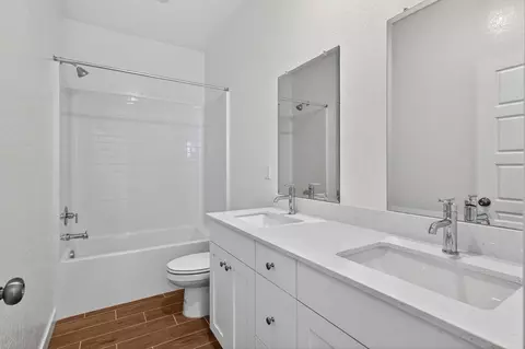 Bath - 894 Fruitwood Ave, Clovis, CA 93619 photo 2 of 4