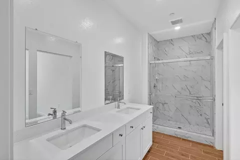 Bath - 894 Fruitwood Ave, Clovis, CA 93619 photo 1 of 4
